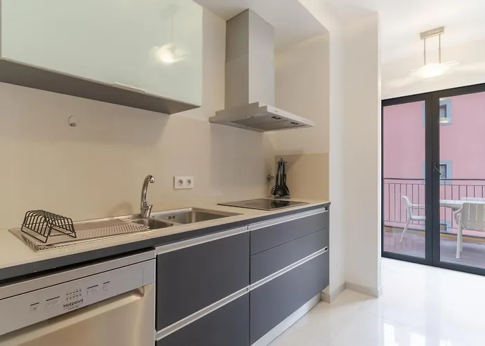 Living Bx In Center Apartment *