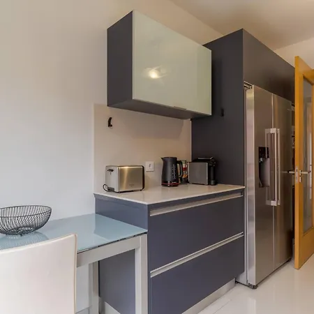 Living Bx In Center Apartment *