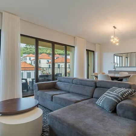 Apartment Living Bx In Center *