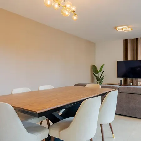 Living Bx In Center Apartment *